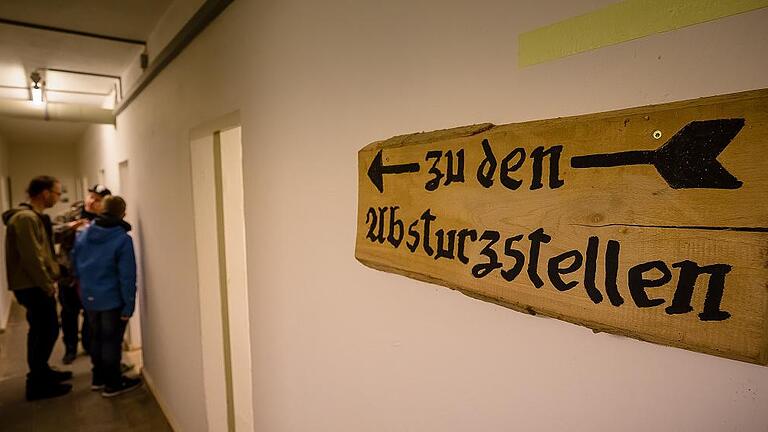 In einigen &bdquo;Zellen&ldquo;, wie die Luftschutzbunkerräume heißen, sind die Abstürze und Abwürfe von Bomben auf Schweinfurt und Umgebung dokumentiert.