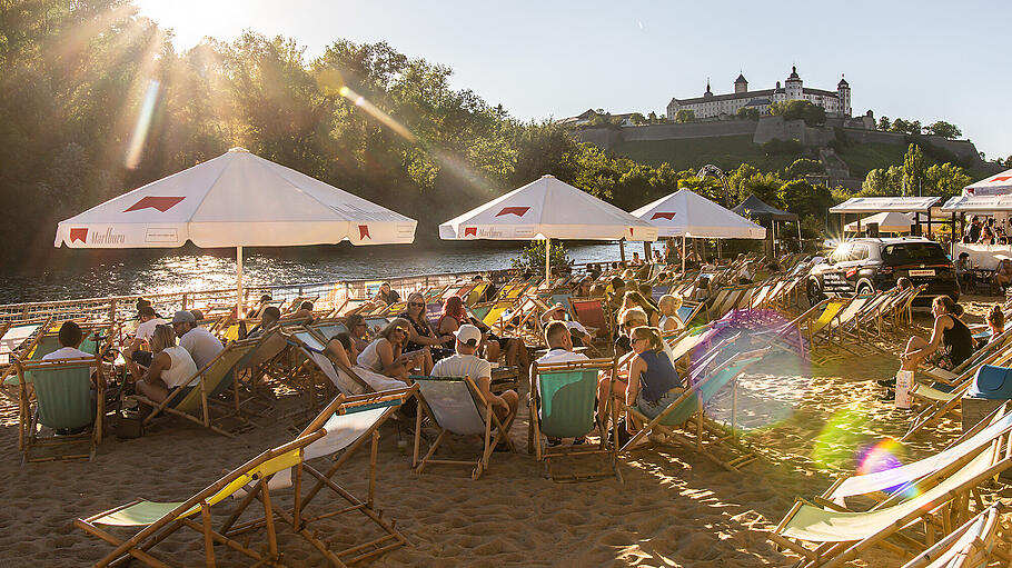 Heiraten in Würzburg       -  Am Stadtstrand in Würzburg wird die Hochzeitsfeier zum Kurzurlaub.