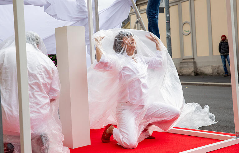 Tanzperformance mit Lisa Kuttner zur Eröffnung der Aktion 'Achtung! Kunstleerer Raum' im vergangenen Oktober.