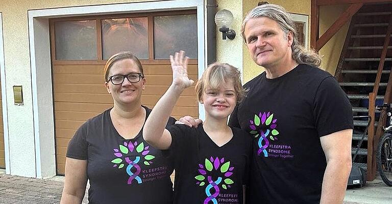 Alina winkt in die Kamera. Zusammen mit ihren Eltern Kathrin und Matthias Schenk reiste das Nenzenheimer Mädchen im Herbst 2024 nach Erfurt – zum ersten Treffen der internationalen Kleefstra-Familie. Alina winkt in die Kamera. Zusammen mit ihren Eltern Kathrin und Matthias Schenk reiste das Nenzenheimer Mädchen im Herbst 2024 nach Erfurt – zum ersten Treffen der internationalen Kleefstra-Familie.