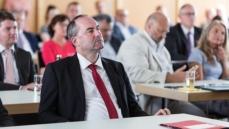 Wirtschaftsminister Hubert Aiwanger diskutierte in Würzburg mit Vertretern der Industrie und Handelskammer sowie der Handwerkskammer Unterfrankens. Wirtschaftsminister Hubert Aiwanger diskutierte in Würzburg mit Vertretern der Industrie und Handelskammer sowie der Handwerkskammer Unterfrankens.
