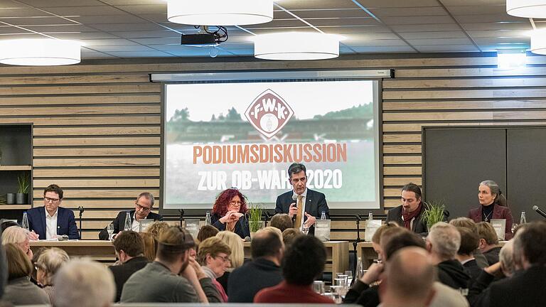 Rund 100 Gäste verfolgten die Diskussion der OB-Kandidaten in der Kickers Gaststätte. Auf unserem Bild von links: Martin Heilig (Grüne), Volker Omert (FWG), Kerstin Westphal (SPD), OB Christian Schuchardt (CDU), Sebastian Roth (Linke) und Dagmar Dewald (ÖDP). Rund 100 Gäste verfolgten die Diskussion der OB-Kandidaten in der Kickers Gaststätte. Auf unserem Bild von links: Martin Heilig (Grüne), Volker Omert (FWG), Kerstin Westphal (SPD), OB Christian Schuchardt (CDU), Sebastian Roth (Linke) und Dagmar Dewald (ÖDP).