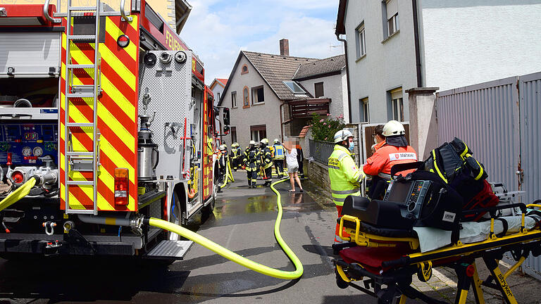 In Leinach (Lkr. Würzburg) war es am Sonntag zu einer Verpuffung gekommen. Zwei Personen wurden schwer verletzt. Beim Rettungseinsatz waren insgesamt fünf Feuerwehren vor Ort. In Leinach (Lkr. Würzburg) war es am Sonntag zu einer Verpuffung gekommen. Zwei Personen wurden schwer verletzt. Beim Rettungseinsatz waren insgesamt fünf Feuerwehren vor Ort.