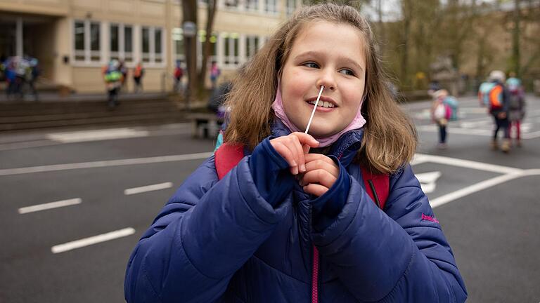 Eine Schülerin der Steinbachtal-Burkarder-Grundschule macht vor dem Unterricht einen Covid-Schnelltest.