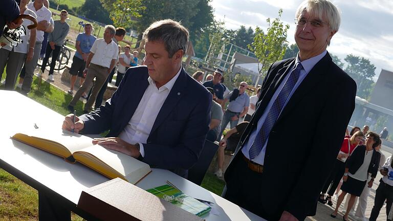 Jetzt ist es offiziell: Obertheres kann beweisen, dass es zumindest einmal den Besuch eines Ministerpräsidenten hatte, denn Markus Söder trägt sich ins Goldene Buch der Gemeinde ein. Rechts Zweiter Bürgermeister Manfred Rott. Jetzt ist es offiziell: Obertheres kann beweisen, dass es zumindest einmal den Besuch eines Ministerpräsidenten hatte, denn Markus Söder trägt sich ins Goldene Buch der Gemeinde ein. Rechts Zweiter Bürgermeister Manfred Rott.