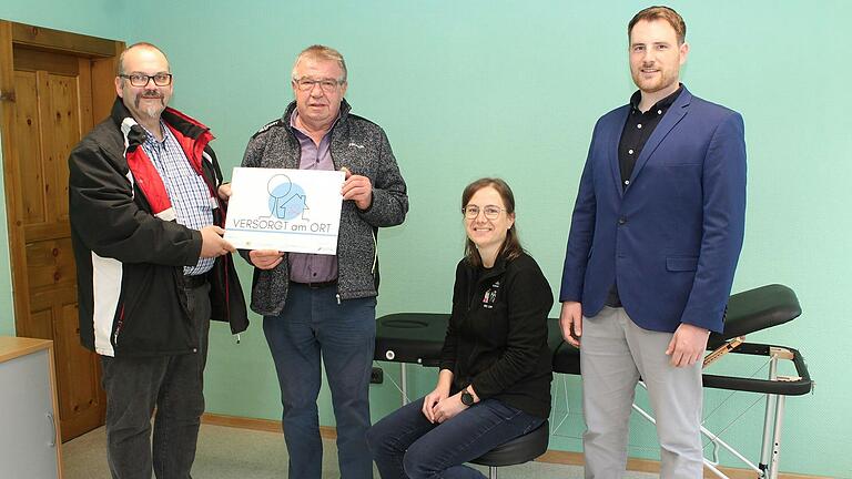 Der 'Versorgt am Ort'-Raum in Hausen ist eingerichtet. Im Bild (von links) der Vorsitzende der Streutalallianz, Martin Link, Bürgermeister Friedolin Link, Versorgungsassistentin Heidi Link und Allianzmanger Johannes Föhr.