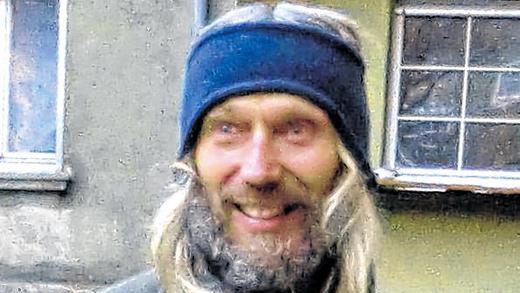 Sichtlich begeistert: Walter Gerner erzählt vom Innenhof des Denckler-Blocks, wo er sich pudelwohl fühlt. Sichtlich begeistert: Walter Gerner erzählt vom Innenhof des Denckler-Blocks, wo er sich pudelwohl fühlt.
