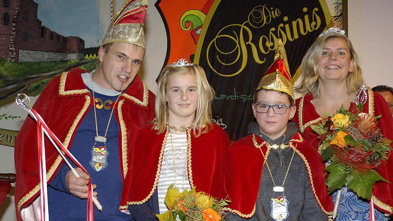 Die neuen Prinzenpaare der Auraer Faschingsfreunde heißen Alex I. (links) und Melanie I. (rechts) Manninger sowie Hannah Frank und Magnus Walther (Mitte). Foto: Winfried Ehling       -  Die neuen Prinzenpaare der Auraer Faschingsfreunde heißen Alex I. (links) und Melanie I. (rechts) Manninger sowie Hannah Frank und Magnus Walther (Mitte). Foto: Winfried Ehling