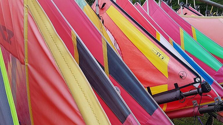 Bunt gemischt:
Das komplett aufgebaute Segel 
mit Mast und Gabelbaum 
nennt sich Rigg.