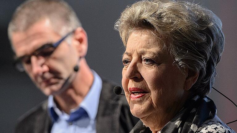 Zeichen setzen - Schauspielerin Marie-Luise Marjan, bekannt als „Mutter Beimer“ aus der Fernsehserie Lindenstraße, erzählt im Gespräch mit Redakteur Andreas Jungbauer, warum und wie sie sich ehrenamtlich einsetzt. Zeichen setzen - Schauspielerin Marie-Luise Marjan, bekannt als „Mutter Beimer“ aus der Fernsehserie Lindenstraße, erzählt im Gespräch mit Redakteur Andreas Jungbauer, warum und wie sie sich ehrenamtlich einsetzt.