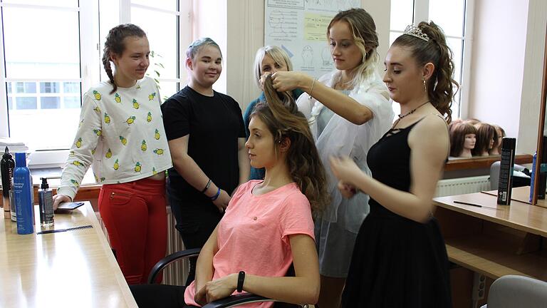 Deutsch Polnische Berufsbildung: Innovative Frisuren verbinden junge Deutsche und Polinnen. Deutsch Polnische Berufsbildung: Innovative Frisuren verbinden junge Deutsche und Polinnen.