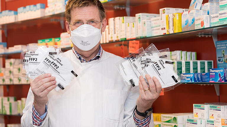 Apotheker Michael Hannig von der Luitpold-Apotheke in Würzburg hat bisher nur einen kleinen Teil seiner Bestellung erhalten. Apotheker Michael Hannig von der Luitpold-Apotheke in Würzburg hat bisher nur einen kleinen Teil seiner Bestellung erhalten.