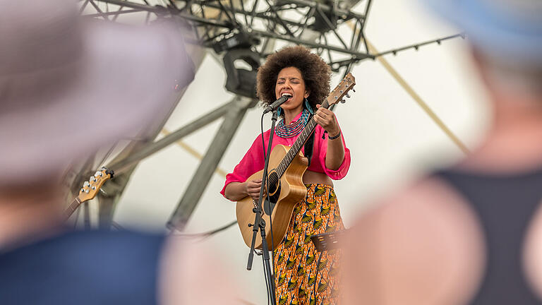 32. Africa Festival       -  Rund 700 Menschen besuchen am Sonntag (15.08.21) bei sommerlichen Temperaturen um die 30 Grad das Africa Festival auf den Mainwiesen in Würzburg. Die Veranstaltung gilt als größtes Festival für afrikanische Musik und Kultur in Europa. Normalerweise kommen jedes Jahr um die 100.000 Besucher. Dieses Jahr sind coronabedingt an den vier Festival-Tagen aber nur insgesamt 5600 Besucher erlaubt. Die Singer-Songwriterin Mariama tritt am Nachmittag auf.