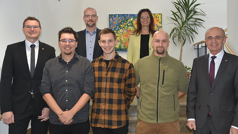 Zur erfolgreich bestandenen Prüfung gratulierten Landrat Wilhelm Schneider (rechts), Geschäftsleiter Marcus Fröhlich (links), stellvertretender Personalratsvorsitzender Peter Friedrich und Ausbildungsleiterin Angelika Berthold (hinten von links) den drei Nachwuchskräften Kevin Achtmann, Jacob Hahn und Friedrich Bauer-Armbruster (vorne).