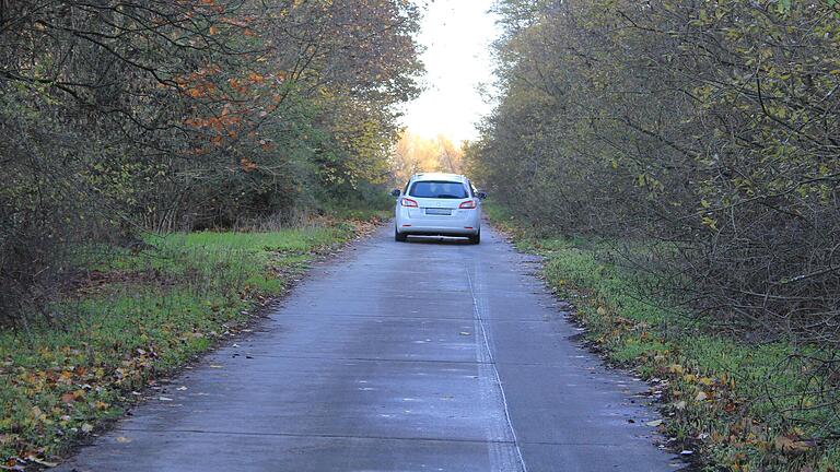 Die Panzerstraße durch den Wald zwischen Kitzingen und Großlangheim ist teilweise so stark zugewachsen, dass gerade noch ein Auto durchpasst. An anderen Stellen ist sie hingegen deutlich breiter als eine normale Straße. Die Panzerstraße durch den Wald zwischen Kitzingen und Großlangheim ist teilweise so stark zugewachsen, dass gerade noch ein Auto durchpasst. An anderen Stellen ist sie hingegen deutlich breiter als eine normale Straße.