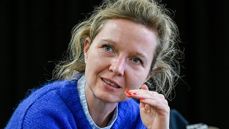 Schauspieldirektorin Barbara Bily hat dem Mainfranken Theater die Uraufführungsrechte des Stoffs gesichert. Schauspieldirektorin Barbara Bily hat dem Mainfranken Theater die Uraufführungsrechte des Stoffs gesichert. 