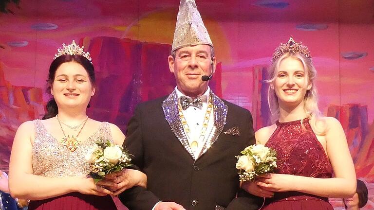 Das Trappstädter Prinzessinnenpaar Ronja I und Lisa I gemeinsam mit Sitzungspräsident Uwe Werner (ehem. Vorstand TSV Trappstadt).