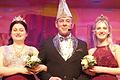 Das Trappstädter Prinzessinnenpaar Ronja I und Lisa I gemeinsam mit Sitzungspräsident Uwe Werner (ehem. Vorstand TSV Trappstadt).