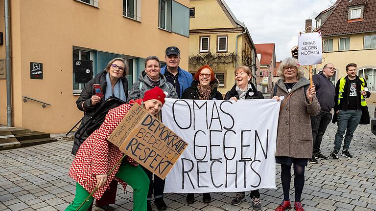 Mehr als 800 Menschen kamen zur 'Nie wieder ist jetzt! Demo' nach Gochsheim und setzten ein beeindruckendes Zeichen dafür, dass auch im ländlichen Raum die Menschen für die Demokratie einstehen.