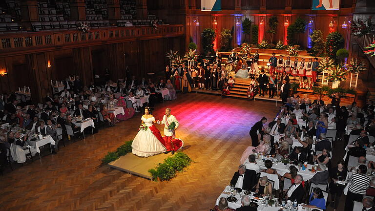 Rakoczy 2024: Rosenball mit Einzug des Kaiserpaares       -  Rakoczy 2024: Rosenball mit Einzug des Kaiserpaares