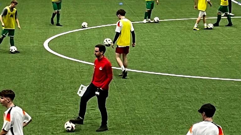 Die Volkacher Jugend beim Training auf dem DFB-Rasen.