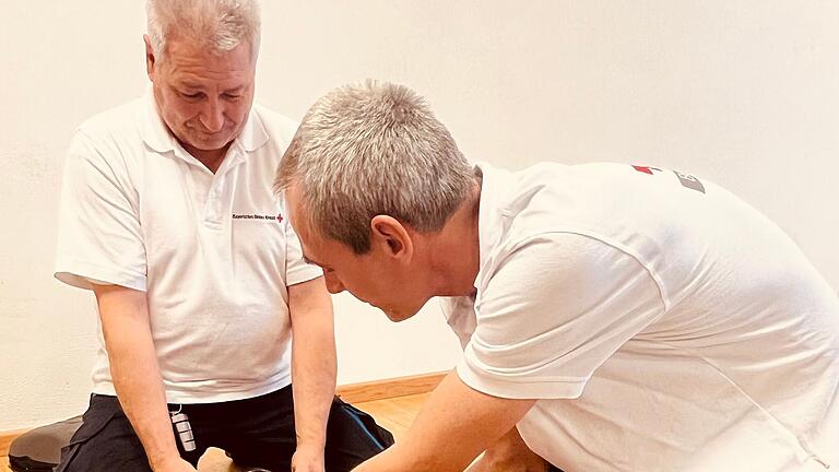 Jürgen Deues und Ernst Greb in Aktion: Sie zeigen anschaulich die Vorgehensweise in einer Notsituation und in welchen Schritten ein Ersthelfer handeln sollte.