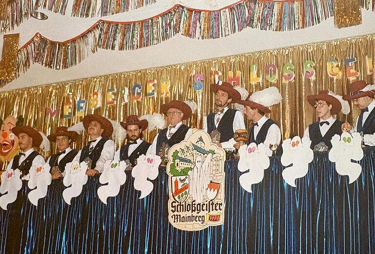 Seit mehr als 40 Jahren tragen die Elferräte schmucke Hüte wie in der Prunksitzung 1999.