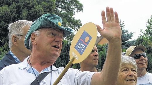 Der Mann mit dem gelben Schild: Gästeführer Dieter Märkert weiß, mit welchen Geschichten man bei australischen Flusstouristen punktet.