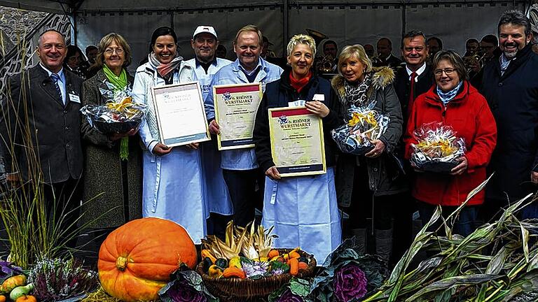 Ostheimer Wurstmarkt: Preise für professionelle Präsentation - (one) Über die beste Wurst lässt sich streiten, die Geschmäcker sind verschieden. Wohl aber kann man die Präsentation der Produkte beurteilen. Und deshalb lobten die Organisatoren des Rhöner Wurstmarkts erstmals in diesem Jahr einen Wettbewerb unter den Ausstellern aus. Eine Jury wählte die drei schönsten Stände aus. „Mit dem Standwettbewerb haben wir die Aussteller animiert, ihre Produkte noch professioneller und engagierter zu präsentieren“, sagte Bürgermeister Ulrich Waldsachs bei der Preisverleihung. Die Jurymitglieder Ulrich Waldsachs, Stadträtin Anne Marie Drescher, Landrat-Gattin Ruth Habermann und Ingrid Schenk von der Heinrich-Thein-Berufsschule Haßfurt begutachteten alle Stände der Metzger mit Argusaugen. Bewertet wurden der Gesamteindruck, die Dekoration, die Produktpräsentation sowie das Erscheinungsbild und Auftreten des Personals. Das Rennen machten schließlich die Metzgerei Bausewein aus Prichsenstadt, die Metzgerei Neugebauer aus Großeibstadt sowie Metzgerei und Partyservice Anton Koob aus Brendlorenzen. Im Bild (von links) Ulrich Waldsachs, Anne Marie Drescher, Manuela und Hans Bausewein, Hugo Neugebauer, Tanja Koob, Ruth Habermann, Manfred Ländner, Ingrid Schenk sowie Thomas Zimmer von der Handwerkskammer Oberfranken. Die Siegerfotos sowie viele Impressionen unter www.rhoener-wurstmarkt.de Ostheimer Wurstmarkt: Preise für professionelle Präsentation - (one) Über die beste Wurst lässt sich streiten, die Geschmäcker sind verschieden. Wohl aber kann man die Präsentation der Produkte beurteilen. Und deshalb lobten die Organisatoren des Rhöner Wurstmarkts erstmals in diesem Jahr einen Wettbewerb unter den Ausstellern aus. Eine Jury wählte die drei schönsten Stände aus. „Mit dem Standwettbewerb haben wir die Aussteller animiert, ihre Produkte noch professioneller und engagierter zu präsentieren“, sagte Bürgermeister Ulrich Waldsachs bei der Preisverleihung. Die Jurymitglieder Ulrich Waldsachs, Stadträtin Anne Marie Drescher, Landrat-Gattin Ruth Habermann und Ingrid Schenk von der Heinrich-Thein-Berufsschule Haßfurt begutachteten alle Stände der Metzger mit Argusaugen. Bewertet wurden der Gesamteindruck, die Dekoration, die Produktpräsentation sowie das Erscheinungsbild und Auftreten des Personals. Das Rennen machten schließlich die Metzgerei Bausewein aus Prichsenstadt, die Metzgerei Neugebauer aus Großeibstadt sowie Metzgerei und Partyservice Anton Koob aus Brendlorenzen. Im Bild (von links) Ulrich Waldsachs, Anne Marie Drescher, Manuela und Hans Bausewein, Hugo Neugebauer, Tanja Koob, Ruth Habermann, Manfred Ländner, Ingrid Schenk sowie Thomas Zimmer von der Handwerkskammer Oberfranken. Die Siegerfotos sowie viele Impressionen unter www.rhoener-wurstmarkt.de