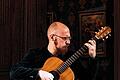 Carlo Hilsdorf       -  (hr)   Der klassische Gitarrist Carlo Hilsdorf gastiert am Samstag, 15. Dezember, um 19.30 Uhr in der Alten Kirche Wernfeld. Der aus der Nähe von Bad Brückenau stammende Musiker präsentiert Gitarrenmusik der Neuen und Alten Welt aus fünf Jahrhunderten. Hilsdorf spannt den Bogen von der Renaissance über die Klassik und Romantik bis hin in unsere Tage mit Werken von John Dowland, Fernando Sor, Agustin Barrios bis Hector Villa-Lobos und Leo Brouwer, die er auf historischen und modernen Instrumenten interpretiert. Der Eintritt zu diesem Konzert ist frei, Spenden werden entgegengenommen.