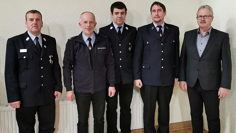 Einen neuen zweiten Kommandanten hat die Feuerwehr Großeibstadt. Bei der Jahresversammlung im Gemeindehaus wurde Nico Schustek mit großer Mehrheit gewählt. Unser Bild zeigt (von links) Kreisbrandmeister Thomas Ganz, Kommandant Michael Hesselbach, seinen neuen Stellvertreter Nico Schustek, Kassenwart Peter Schleicher und Bürgermeister Emil Sebald. Einen neuen zweiten Kommandanten hat die Feuerwehr Großeibstadt. Bei der Jahresversammlung im Gemeindehaus wurde Nico Schustek mit großer Mehrheit gewählt. Unser Bild zeigt (von links) Kreisbrandmeister Thomas Ganz, Kommandant Michael Hesselbach, seinen neuen Stellvertreter Nico Schustek, Kassenwart Peter Schleicher und Bürgermeister Emil Sebald.