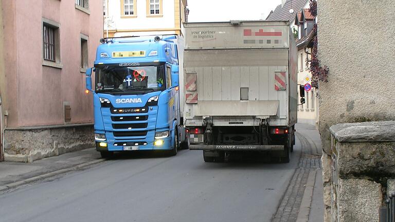 Haarige Begegnungen zwischen Lastern auf der Staatsstraße in Winterhausen. Die Gemeinde und der Arbeitskreis Mobilität kämpfen weiter dafür, dass die enge Ortsdurchfahrt für den Schwerlastverkehr gesperrt wird. Haarige Begegnungen zwischen Lastern auf der Staatsstraße in Winterhausen. Die Gemeinde und der Arbeitskreis Mobilität kämpfen weiter dafür, dass die enge Ortsdurchfahrt für den Schwerlastverkehr gesperrt wird.
