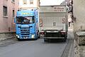 Haarige Begegnungen zwischen Lastern auf der Staatsstraße in Winterhausen. Die Gemeinde und der Arbeitskreis Mobilität kämpfen weiter dafür, dass die enge Ortsdurchfahrt für den Schwerlastverkehr gesperrt wird.