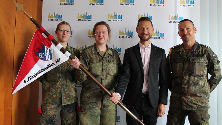Bürgermeister Thorsten Wozniak überreichte am Montag den neuen Wimpel an die Vertreter der 8. Kompanie des Logistikbataillons 467 Gerolzhofen: (von links) Leutnant Alina Hantel, Hauptmann Tatjana Bolgow und Stabsfeldwebel Nico Schubert. Bürgermeister Thorsten Wozniak überreichte am Montag den neuen Wimpel an die Vertreter der 8. Kompanie des Logistikbataillons 467 Gerolzhofen: (von links) Leutnant Alina Hantel, Hauptmann Tatjana Bolgow und Stabsfeldwebel Nico Schubert.