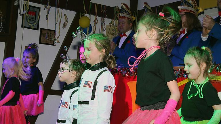 Die Astro-Kids bewiesen, dass es in Kleinwenkheim närrischen Nachwuchs gibt. - Die Astro-Kids bewiesen, dass es in Kleinwenkheim närrischen Nachwuchs gibt. Die Astro-Kids bewiesen, dass es in Kleinwenkheim närrischen Nachwuchs gibt. - Die Astro-Kids bewiesen, dass es in Kleinwenkheim närrischen Nachwuchs gibt.