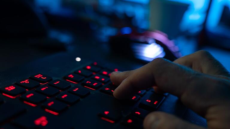 Symbolbild Cyberkriminalität       -  Die Zentralstelle Cybercrime in Bayern hatte 2024 ähnlich viele Fallzahlen wie im Vorjahr zu bewältigen. (Symbolbild)