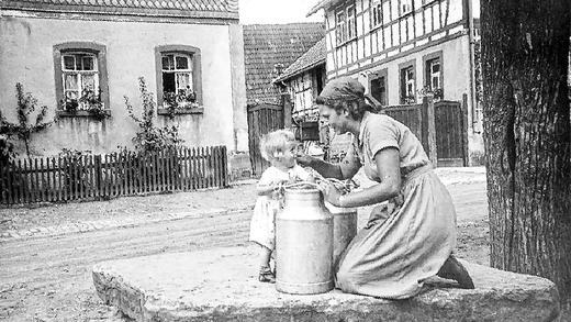 Alltagsszene: an der Dorflinde in Schweinshaupten. Alltagsszene: an der Dorflinde in Schweinshaupten.
