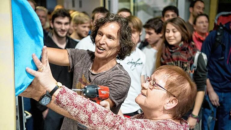 Neue Boulderhalle in der Ohmstraße       -  Letzter Stein: Kletterer Stefan Glowaczs und Bürgermeisterin Marion Schäfer-Blake schrauben symbolisch das letzte Teil an die Wand.