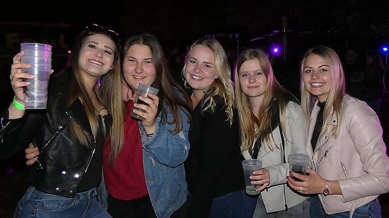 Die 16-jährigen Freundinnen Selina, Marie, Sina, Linda und Selina aus Ebern waren das erste Mal in Untermerzbach, versprachen aber in Zukunft jedes Jahr wieder zu kommen. Die 16-jährigen Freundinnen Selina, Marie, Sina, Linda und Selina aus Ebern waren das erste Mal in Untermerzbach, versprachen aber in Zukunft jedes Jahr wieder zu kommen.