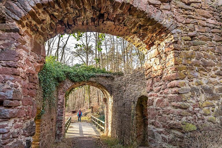 Die Burg Wildenstein wurde 1266 erstmals erwähnt. Sie befindet sich heute im Besitz der Grafen von Erbach. Die Burg Wildenstein wurde 1266 erstmals erwähnt. Sie befindet sich heute im Besitz der Grafen von Erbach.