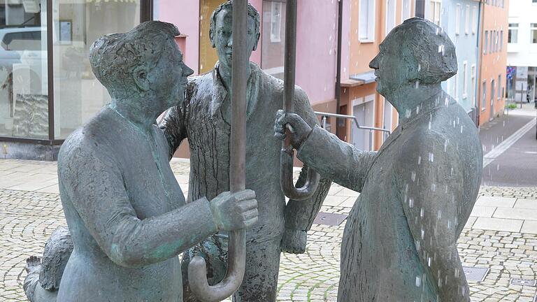 Der Brunnen der Künstlerin Margit Garutti am Rathaus in Bad Brückenau trägt den signifikanten Namen 'Im Gespräch'. Der Brunnen der Künstlerin Margit Garutti am Rathaus in Bad Brückenau trägt den signifikanten Namen 'Im Gespräch'.
