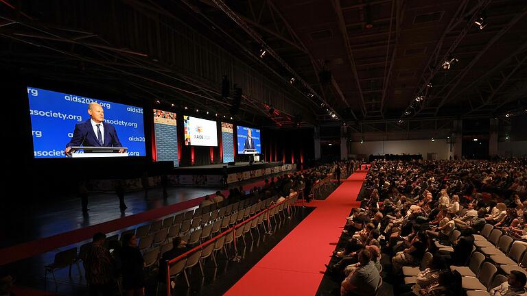 25. Welt-Aids-Konferen - Bundeskanzler Olaf Scholz (SPD), spricht bei der Eröffnung der 25. Welt-Aids-Konferenz. 25. Welt-Aids-Konferen - Bundeskanzler Olaf Scholz (SPD), spricht bei der Eröffnung der 25. Welt-Aids-Konferenz.