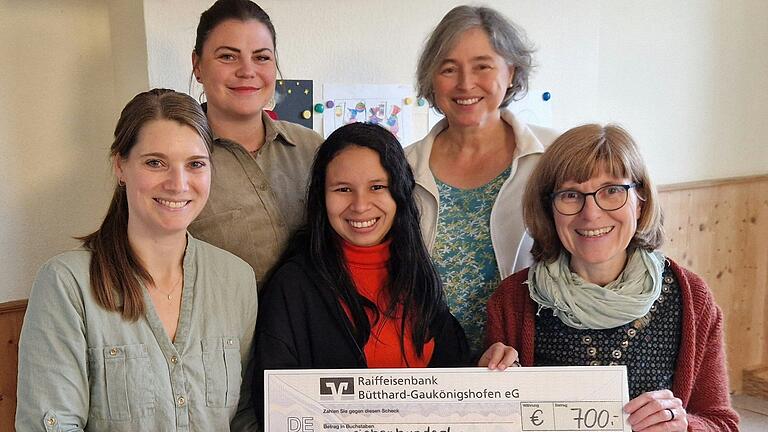 Stellvertretend für die Kinder im Amazonasgebiet nahm Maria Santarem aus Juruti Velho (Mitte) die Spende von den Vertreterinnen der Kita Gaukönigshofen entgegen (v.li.n.re.): Nicole Sicka (1. Vorsitzende des Elternbeirats), Dorothea Rhein (2. Vorsitzende des Elternbeirats), Elke Wolz-Nagl (Leitung Kita Gaukönigshofen) und Annette Lörner (Erzieherin Kita Gaukönigshofen und Mitglied im Verein Ponte Juruti e.V.).