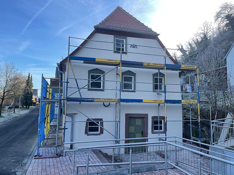 Die Sanierung der ehemaligen ehemaligen Synagoge im Karlstadter Stadtteil Laudenbach ist fristgerecht abgeschlossen worden. Nur noch das Gerüst zeugt von den Arbeiten in den vergangenen Monaten. Die Sanierung der ehemaligen ehemaligen Synagoge im Karlstadter Stadtteil Laudenbach ist fristgerecht abgeschlossen worden. Nur noch das Gerüst zeugt von den Arbeiten in den vergangenen Monaten.