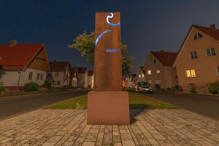 Stele bei Nacht