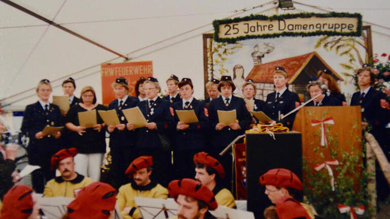 Das 25-jährige Bestehen der Damengruppe wurde 1996 groß gefeiert. Hier singen die Damen sich selbst ein Ständchen. Fotos: Sonja Schmitt - Das 25-jährige Bestehen der Damengruppe wurde 1996 groß gefeiert. Hier singen die Damen sich selbst ein Ständchen. Fotos: Sonja Schmitt Das 25-jährige Bestehen der Damengruppe wurde 1996 groß gefeiert. Hier singen die Damen sich selbst ein Ständchen. Fotos: Sonja Schmitt - Das 25-jährige Bestehen der Damengruppe wurde 1996 groß gefeiert. Hier singen die Damen sich selbst ein Ständchen. Fotos: Sonja Schmitt