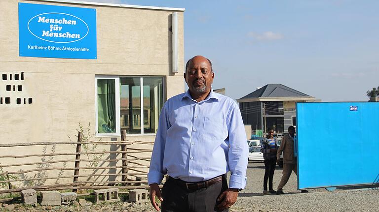 Berhanu Negussie vor der neuen Zentrale von 'Menschen für Menschen' am Stadtrand von Addis Abeba. Berhanu Negussie vor der neuen Zentrale von 'Menschen für Menschen' am Stadtrand von Addis Abeba.