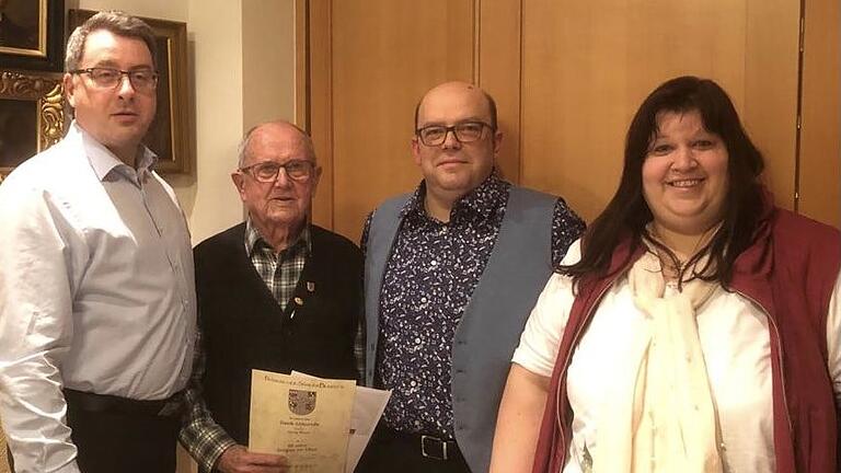 Ehrungen beim Liederkranz Uffenheim (von links): Wolfgang Lampe, der Jubilar Georg Braun, Markus und Susanne Holzmann.