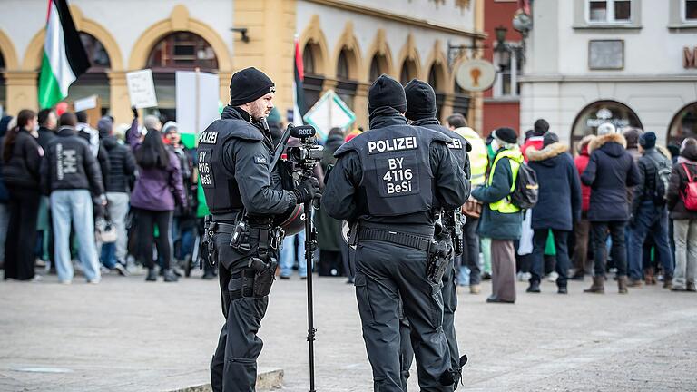 Eine Pro-Palästina-Demonstration auf dem Würzburger Marktplatz im Januar 2024. Eine Pro-Palästina-Demonstration auf dem Würzburger Marktplatz im Januar 2024.