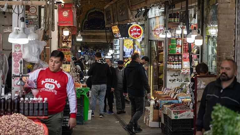 Nahostkonflikt - Nach Angriff im Iran       -  Der israelische Luftangriff lässt viele Landesbewohner unerschrocken.